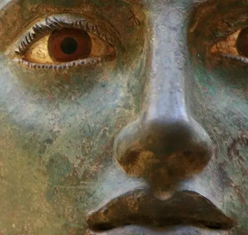 Gros plan d'une statue en bronze ancien