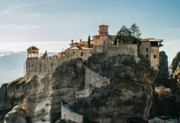 Monastère ancien perché sur une falaise rocheuse