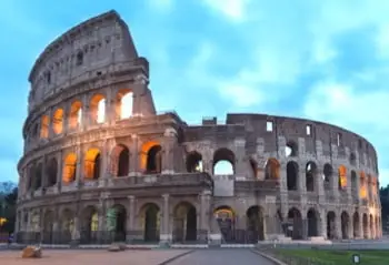Colisée romain illuminé au coucher du soleil