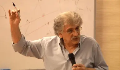 Professeur expliquant un graphique au tableau blanc