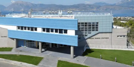 Bâtiment moderne avec vue sur la mer