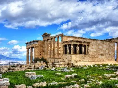Temple antique grec sous un ciel bleu